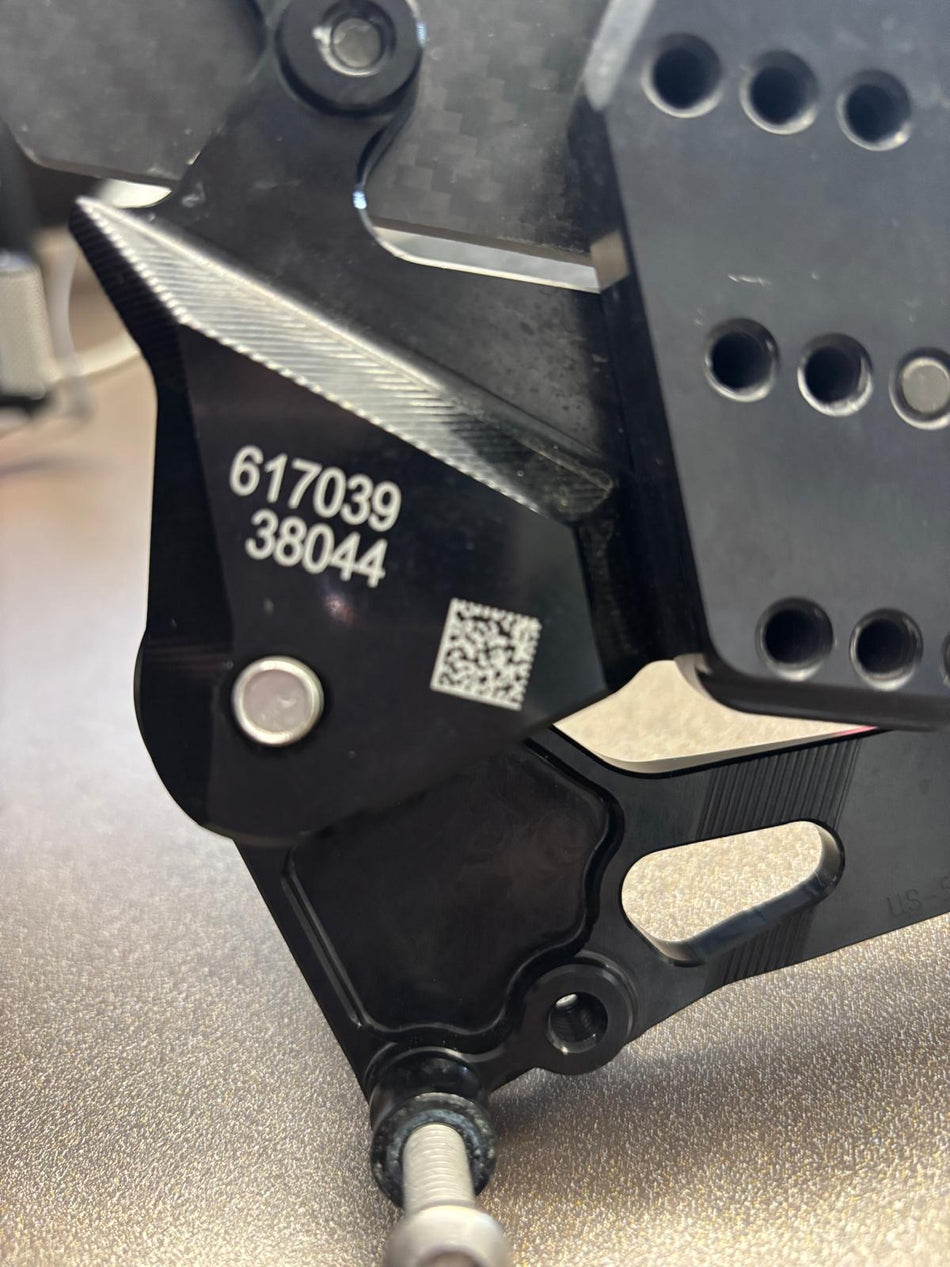 KTM / Gilles Fußrastenanlage links komplett 61703938044 1290 Super Duke RR