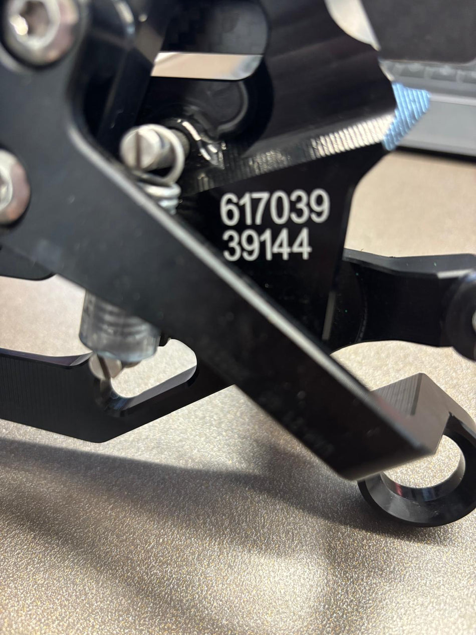 KTM / Gilles Fußrastenanlage rechts komplett 61703939144 1290 Super Duke RR